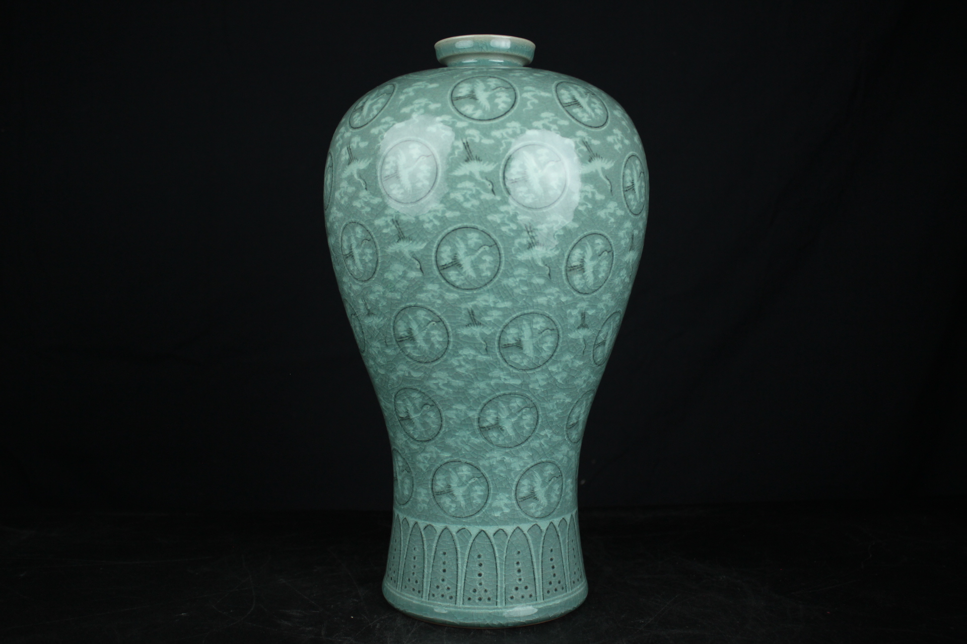 海剛 作　象嵌大壺　高さ43cm 鶴文　大型花瓶　韓国青磁　美品　陶磁器 置物 柳 海剛 作 青磁 象嵌雲鶴文花瓶 梅瓶 | コンフィアンス株式会社