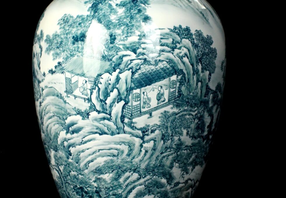 珍品 鍋島焼 武右衛門 作 細密画 染付 山水人物図 大壷 飾り壺 を買い取りいたしました。