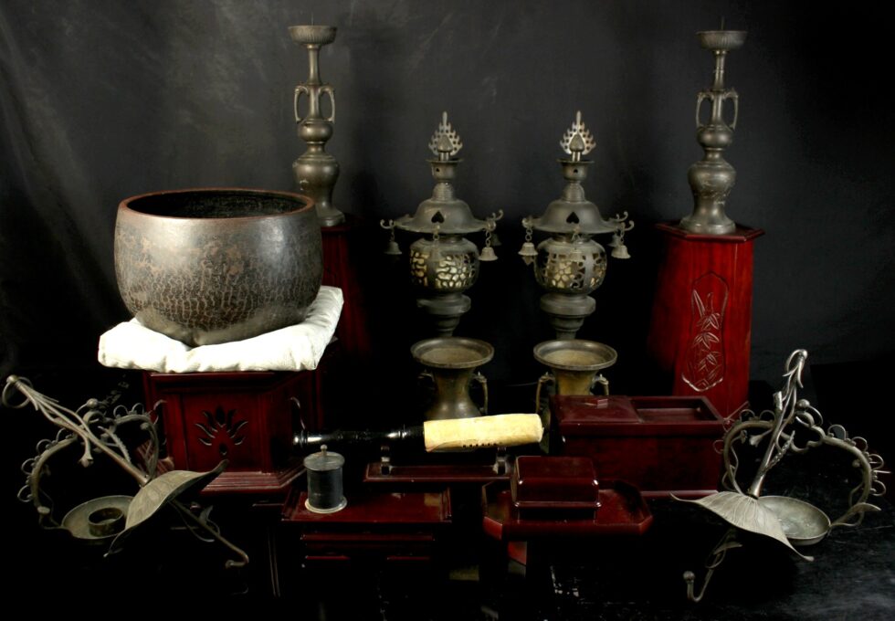 仏教美術 仏具一式 花立 灯籠 おりん 輪灯 唐木台 14点 を買い取りいたしました