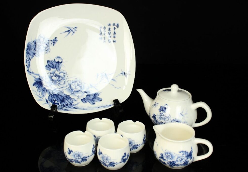 有田焼 峯右衛中国美術 景徳鎮製 青華 染付 春牡丹燕図 茶器揃えを買い取りいたしました。