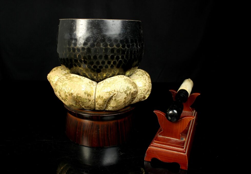 寺院仏具 小おりん 台付 りん棒 高22㎝ 口径14㎝を買い取りいたしました