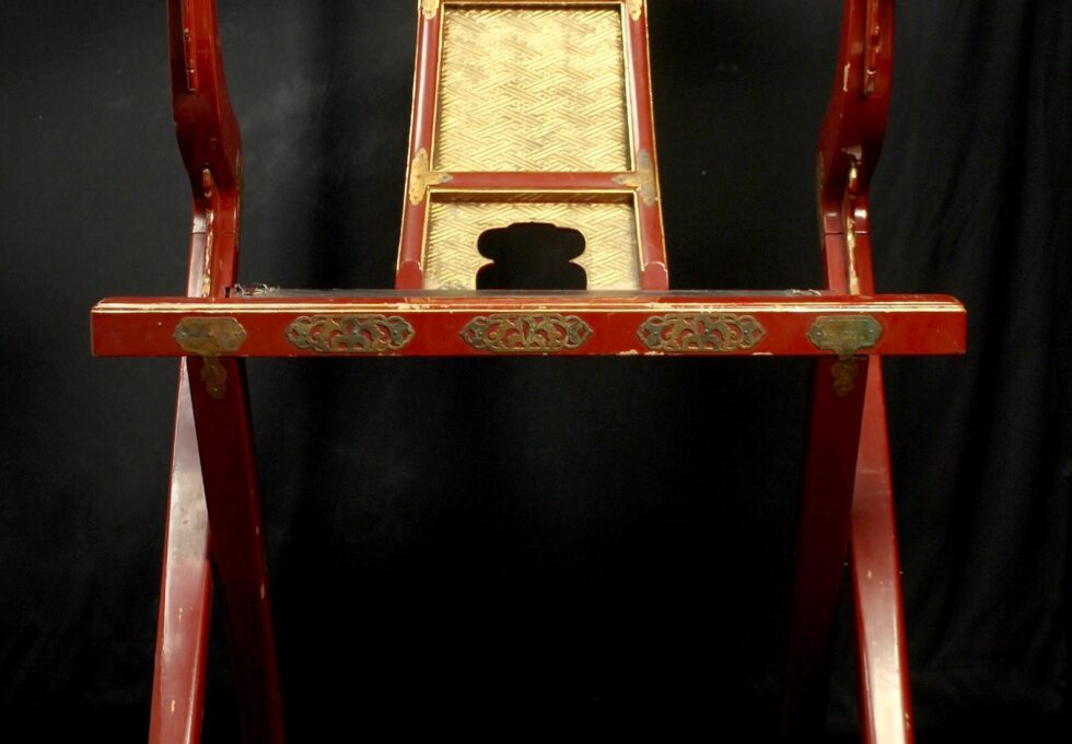 寺院仏具 荘厳 朱塗 毛彫金具大曲録 高僧 僧侶 折り畳み式 椅子を買取いたしました。